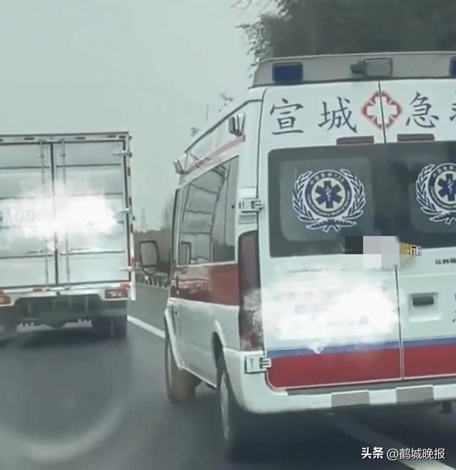 货车高速别车近10分钟，拒绝让行救护车